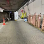 Vehículo que transportaba cilindros de cloro vuelca en túnel de occidente