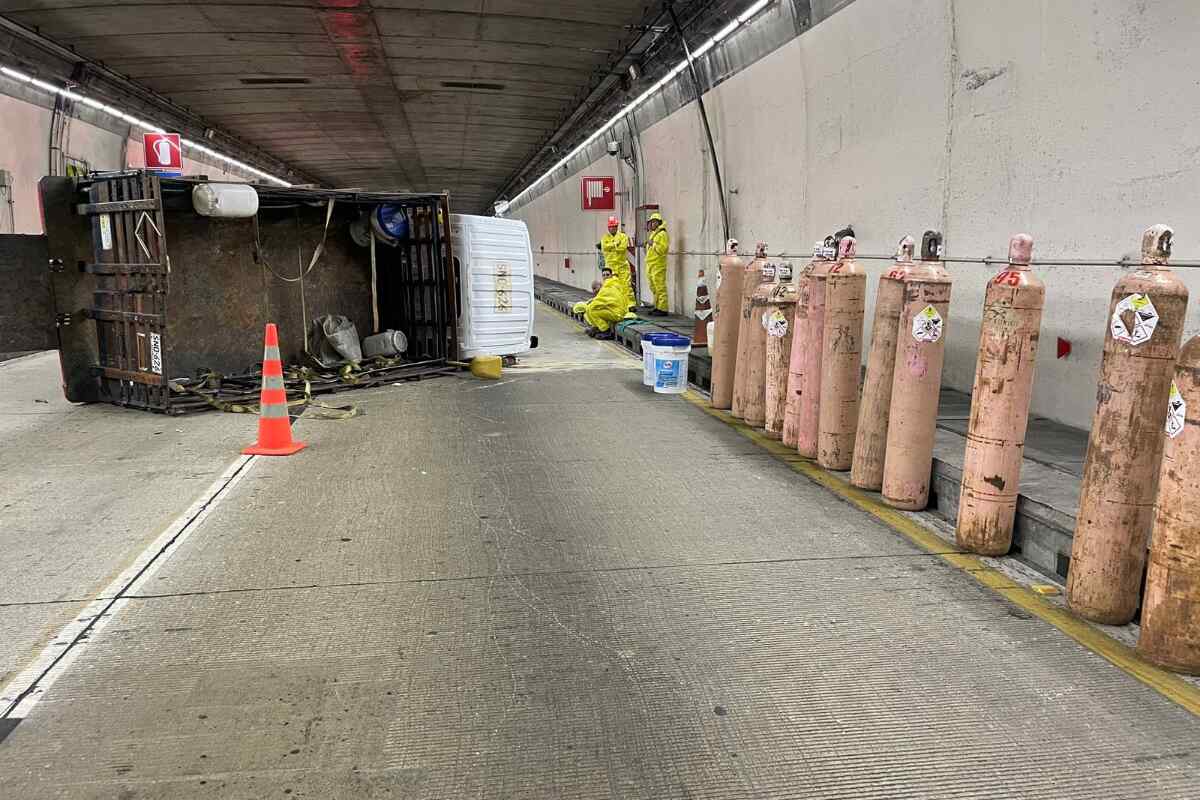 Vehículo que transportaba cilindros de cloro vuelca en túnel de occidente