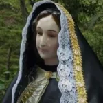 La imagen de la Virgen de La Dolorosa llora durante una procesión en el Tolima -municipio de rioblanco
