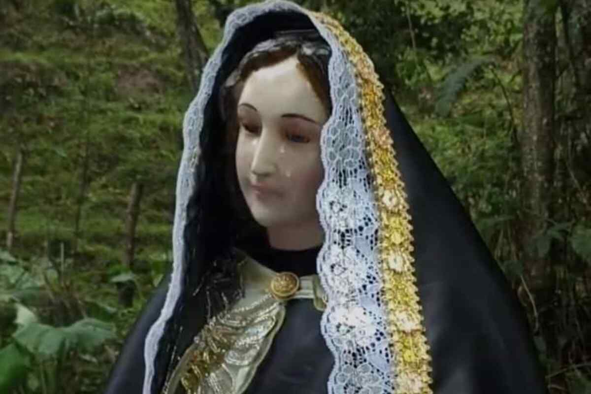 La imagen de la Virgen de La Dolorosa llora durante una procesión en el Tolima