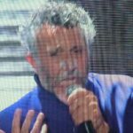 Fito Páez con la nariz blanca en un concierto en buenos aires