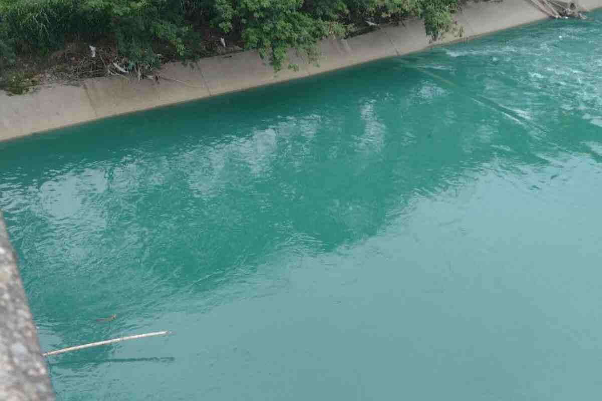 El río Medellín se tiñe de azul y nadie sabe por qué