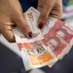 ¿Qué se puede hacer para mejorar el salario mínimo en Colombia? Petro fija el salario mínimo para 2024 en $1.300.000 por decreto