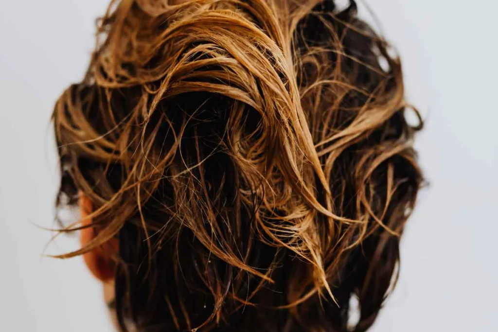 ¿Sabías que lavar tu cabello mal puede afectar su brillo y suavidad Aprende cómo cuidarlo