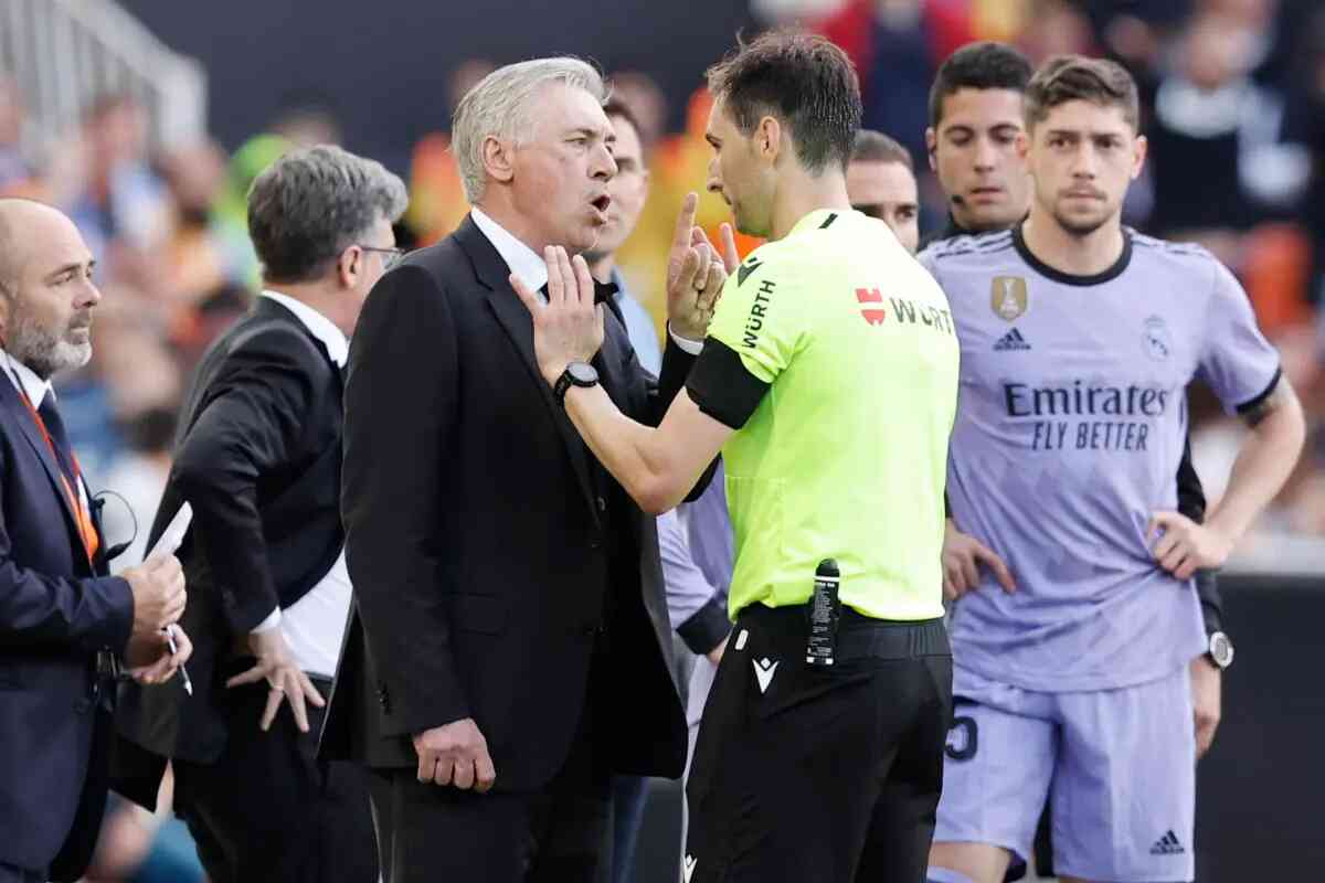 Ancelotti - El partido debía haberse detenido por racismo hacia Vinícius