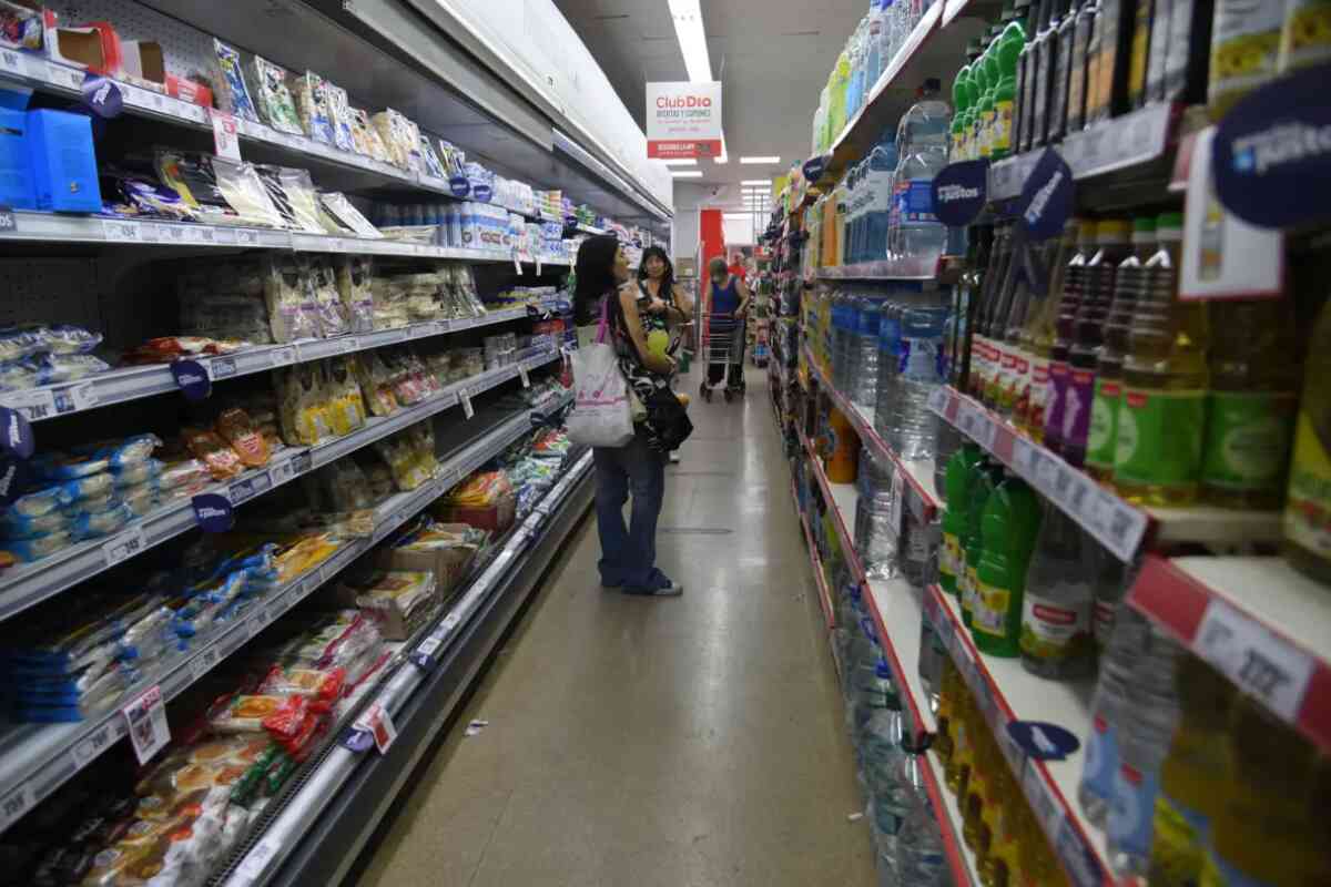 Argentina aumenta la tasa de interés y la intervención cambiaria para encarar la inflación