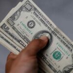 Argentina intensifica controles en la compra de dólares financieros ante bajas reservas
