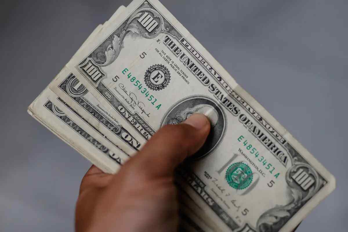 Argentina intensifica controles en la compra de dólares financieros ante bajas reservas