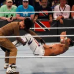 Bad Bunny muestra su espalda con arañazos y hematomas tras pelea en la WWE