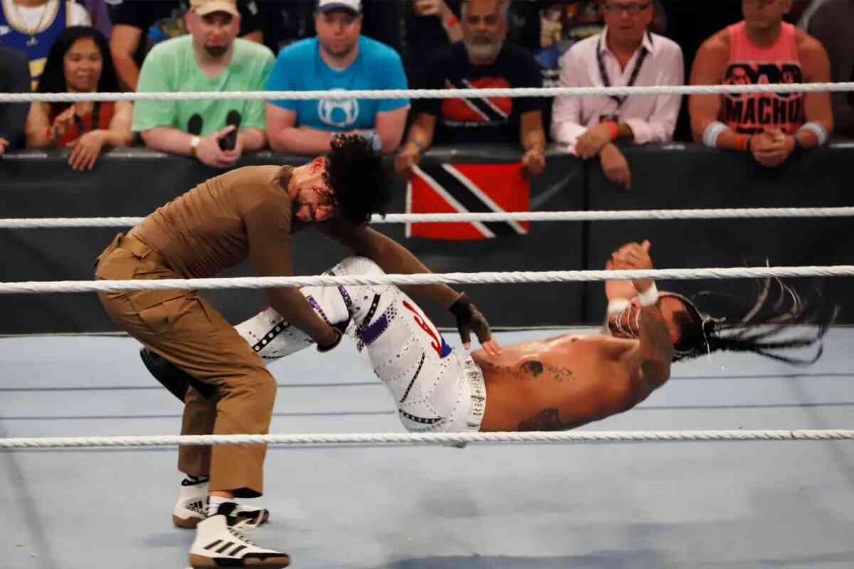 Bad Bunny muestra su espalda magullada después de su victoria en WWE