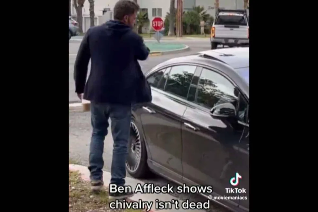 Ben Affleck cierra la puerta del auto a Jennifer López