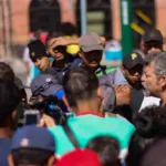 Cientos de migrantes esperan agolpados ante puertas fronterizas entre México y EEUU