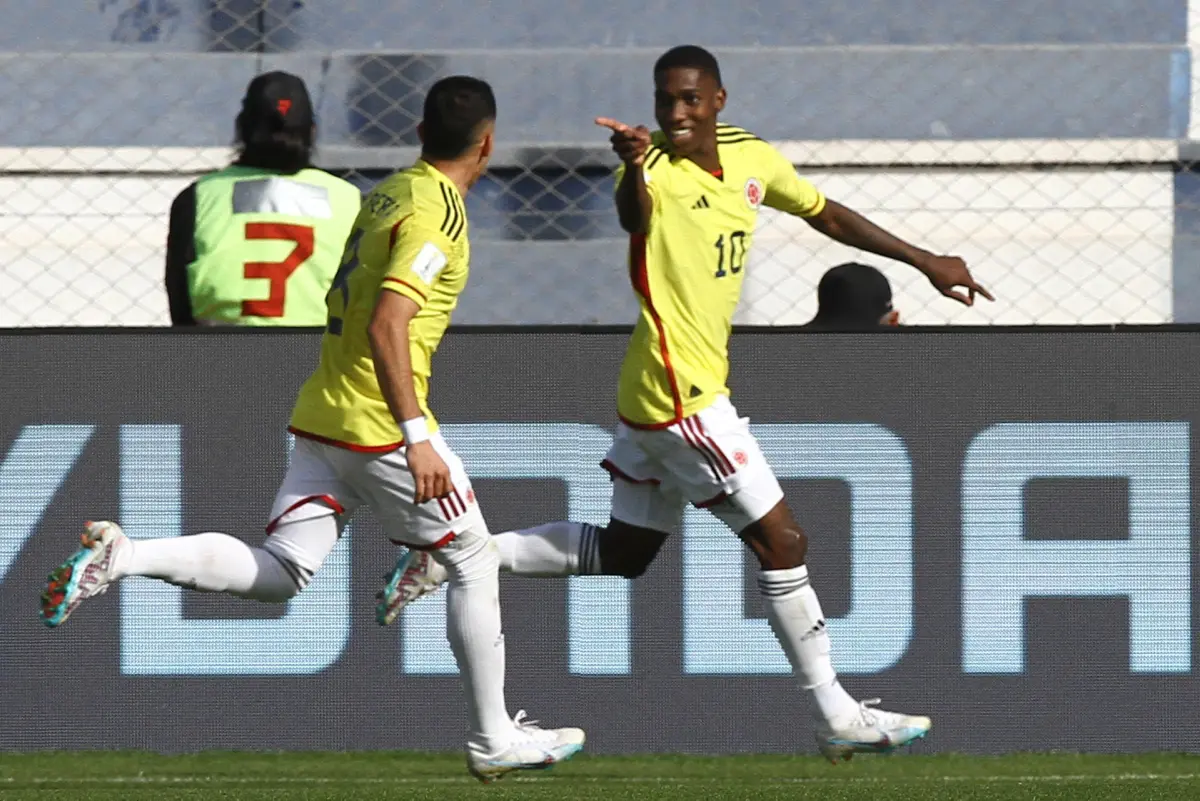 Colombia aplasta a Eslovaquia y espera por Italia o Inglaterra en cuartos de final