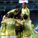 Colombia vuelve a remontar y avanza a octavos de final