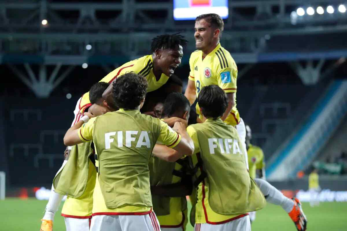 Colombia vuelve a remontar y avanza a octavos de final