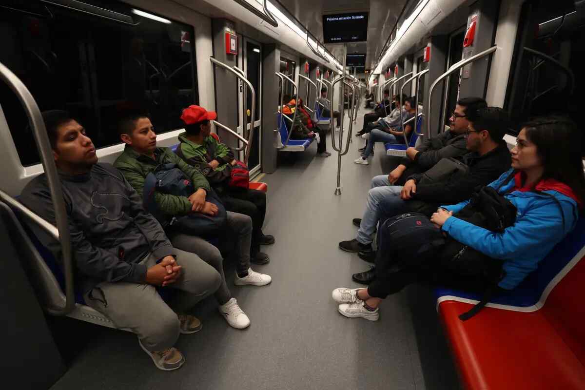 El Metro de Quito llevó más de 25.000 viajeros en el primer día de venta de boletos