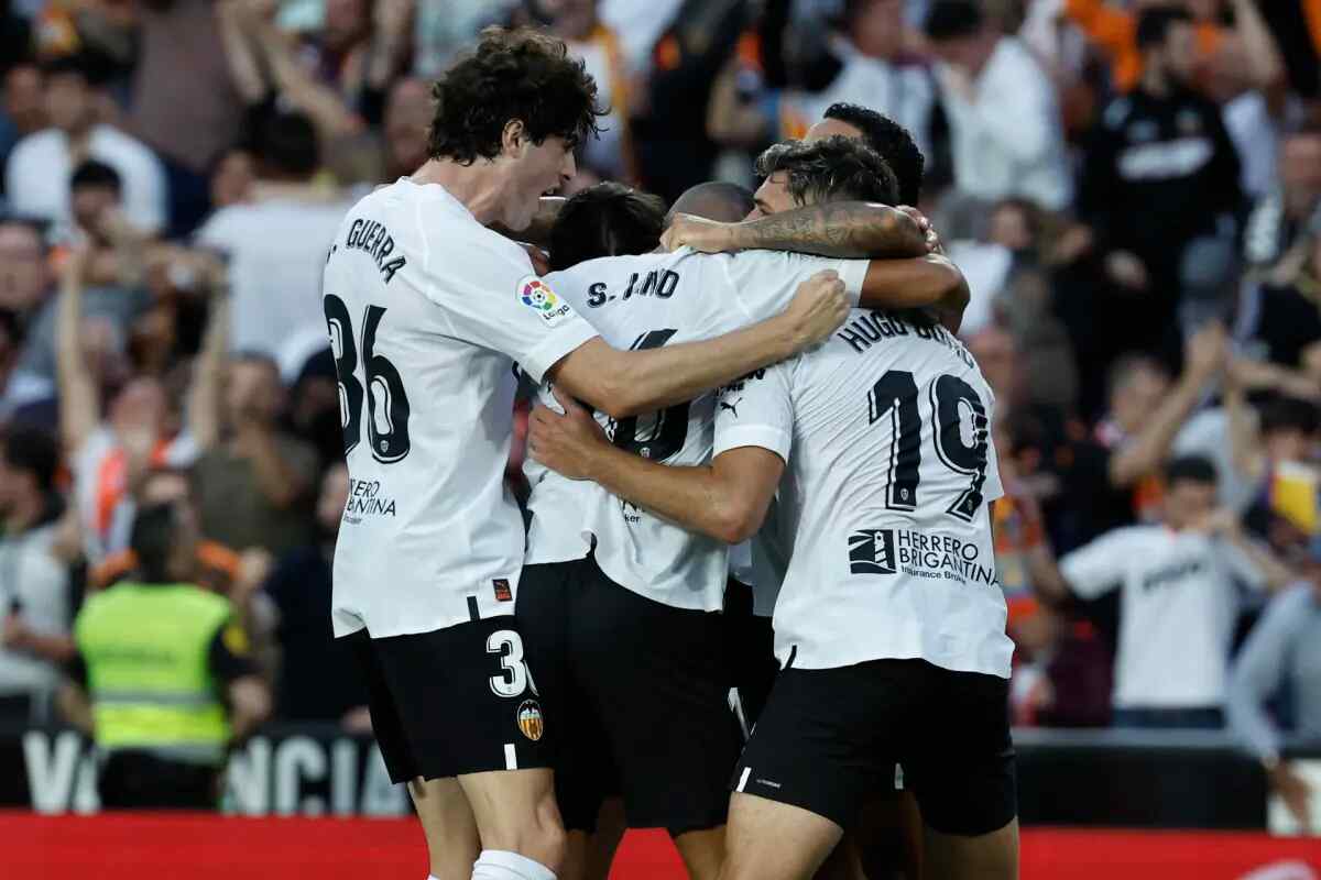 El Valencia pone a la venta 575 entradas para el campo del Betis y pagará los autobuses