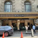 El famoso hotel Roosevelt de Nueva York reabre como refugio de familias inmigrantes