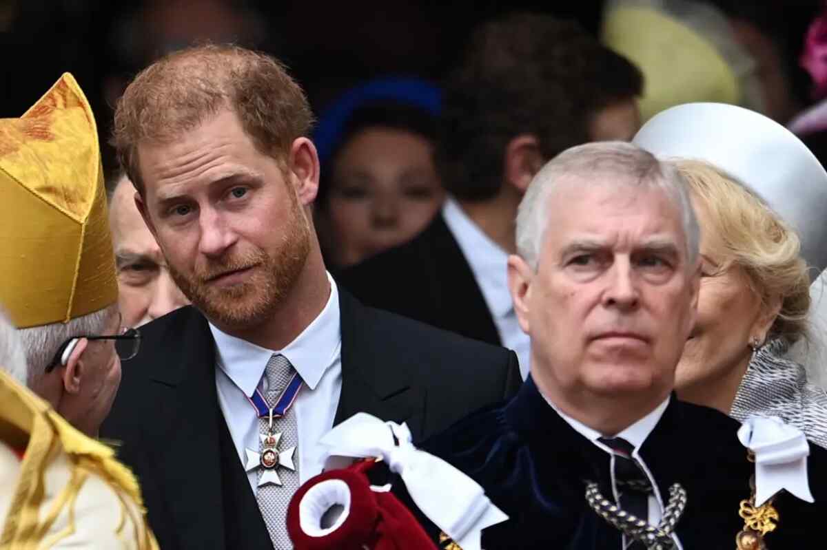 El príncipe Enrique queda en segundo plano durante la coronación de Carlos 1