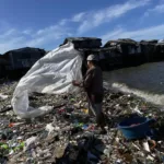 El tifón Mawar provoca fuertes lluvias en Filipinas y se estanca frente a su costa