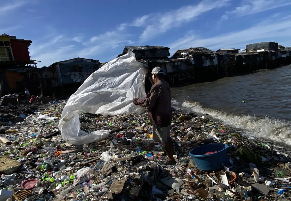 El tifón Mawar provoca fuertes lluvias en Filipinas y se estanca frente a su costa