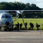 Fuerzas Militares colombianas buscan a los niños perdidos con reflectores y altavoces