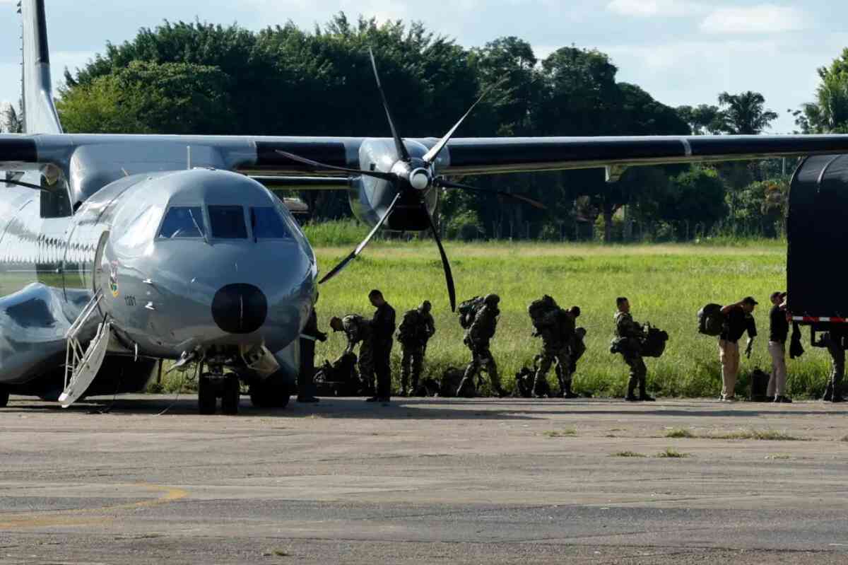 Fuerzas Militares colombianas buscan a los niños perdidos con reflectores y altavoces