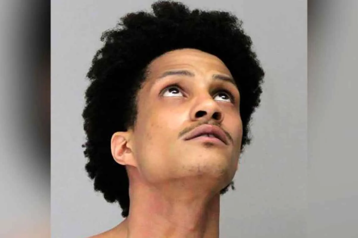 Hombre mata a tiros a su novia tras intentar estrangularla en estacionamiento de Dallas