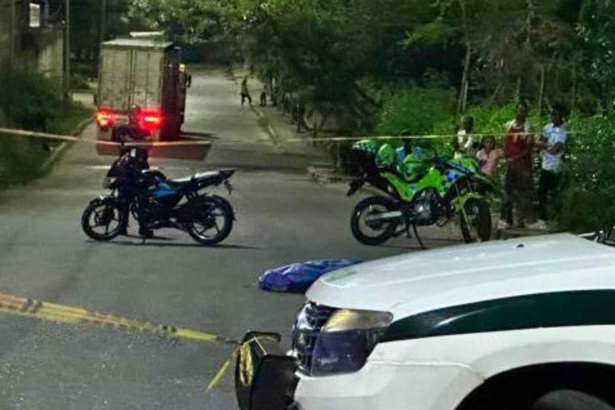 En Girón, un motociclista murió tras quedar enganchado a un vehículo de carga