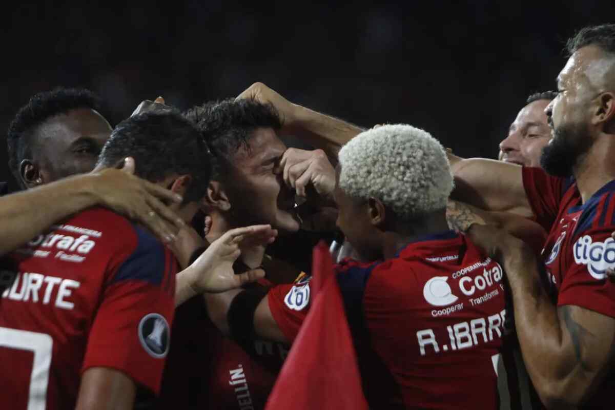 Independiente Medellín golea y mantiene vivas sus opciones en el Grupo B