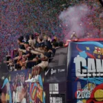 La multitudinaria rúa de campeones del Barça masculino y femenino no se olvida de Messi