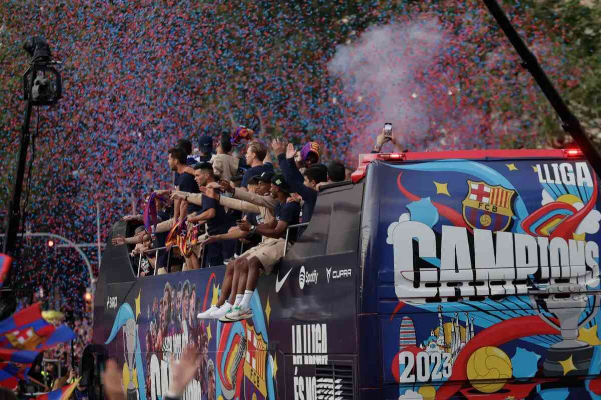 La multitudinaria rúa de campeones del Barça masculino y femenino no se olvida de Messi