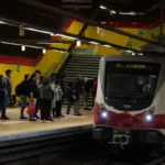 Largas filas y esperas en el primer día de la venta de boletos en el Metro de Quito