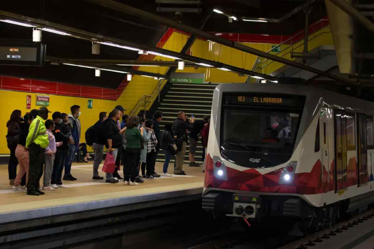 Largas filas y esperas en el primer día de la venta de boletos en el Metro de Quito