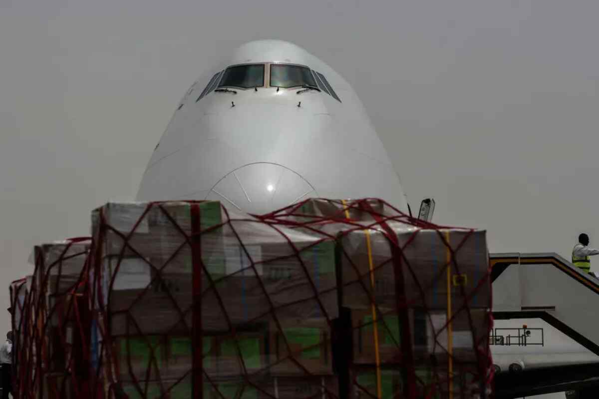 Llega a Sudán primera entrega internacional de ayuda de la OMS por vía aérea