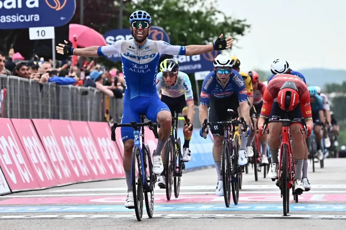 Michael Matthews se impone en una llegada emocionante en la tercera etapa del Giro