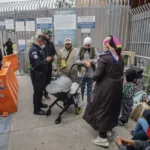 Migrantes que buscan asilo en EEUU acampan en cruce fronterizo en la mexicana Tijuana