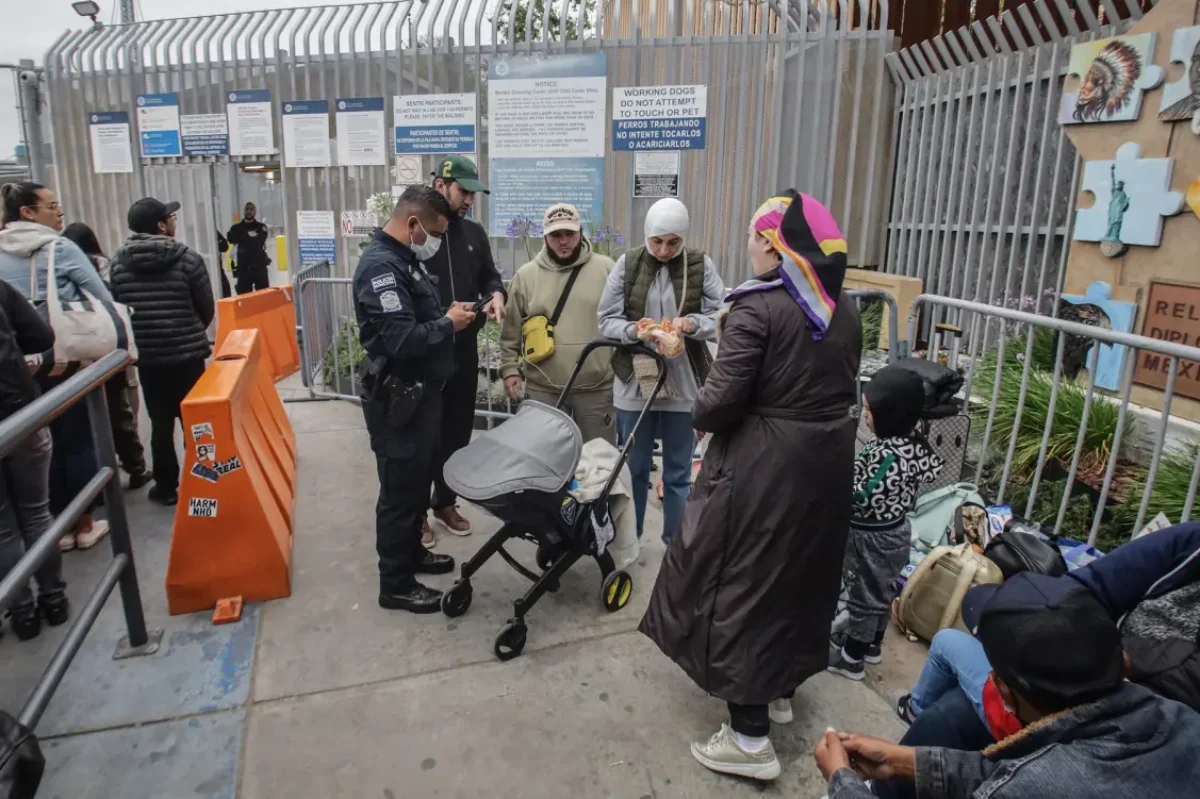 Migrantes que buscan asilo en EEUU acampan en cruce fronterizo en la mexicana Tijuana