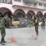 Militares remueven capa de ceniza del municipio más cercano al Popocatépetl en México