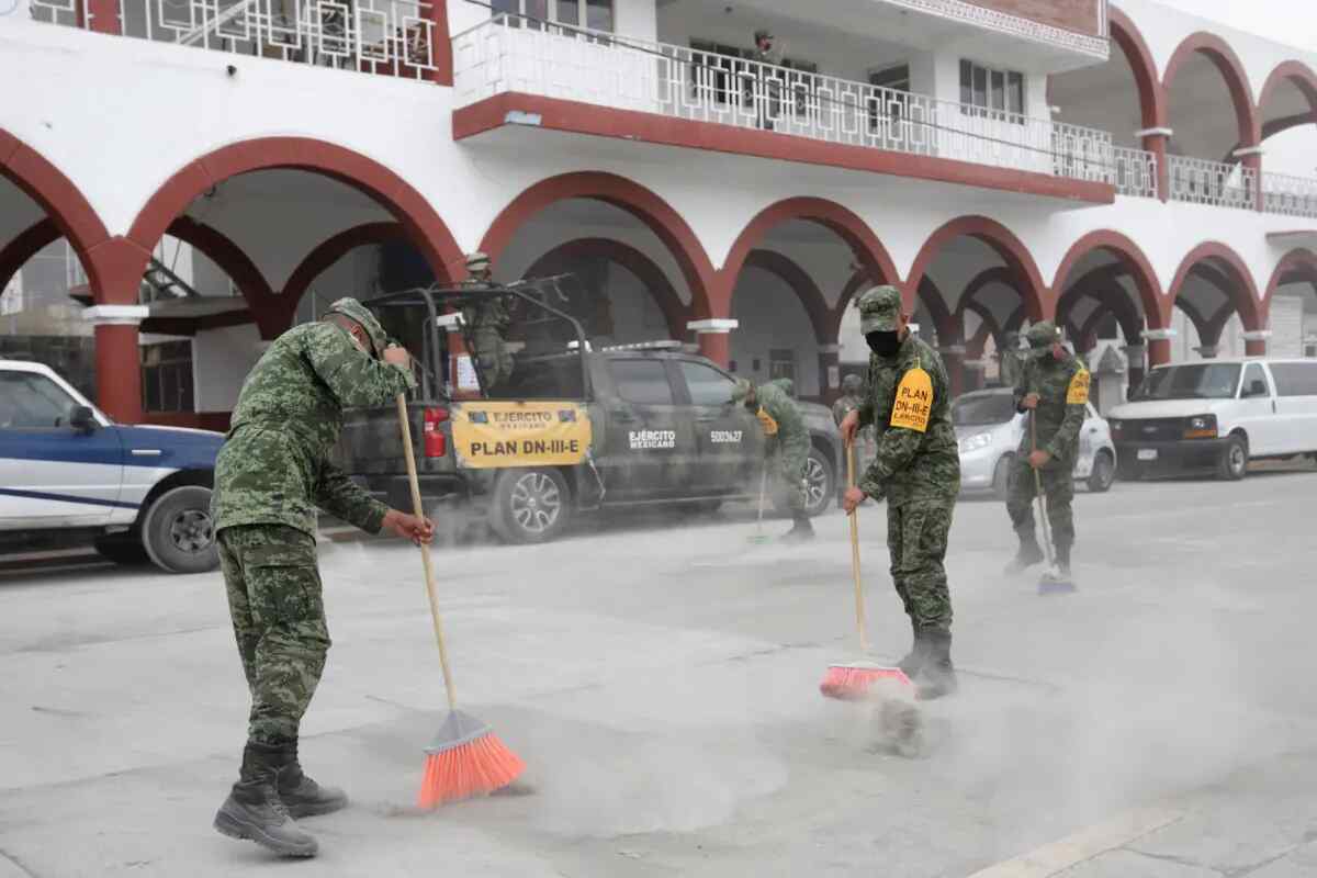 Militares remueven capa de ceniza del municipio más cercano al Popocatépetl en México