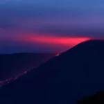 Observan brillo en el cráter del volcán ecuatoriano El Reventador