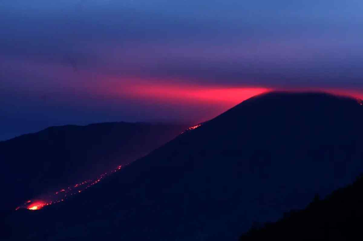 Observan brillo en el cráter del volcán ecuatoriano El Reventador