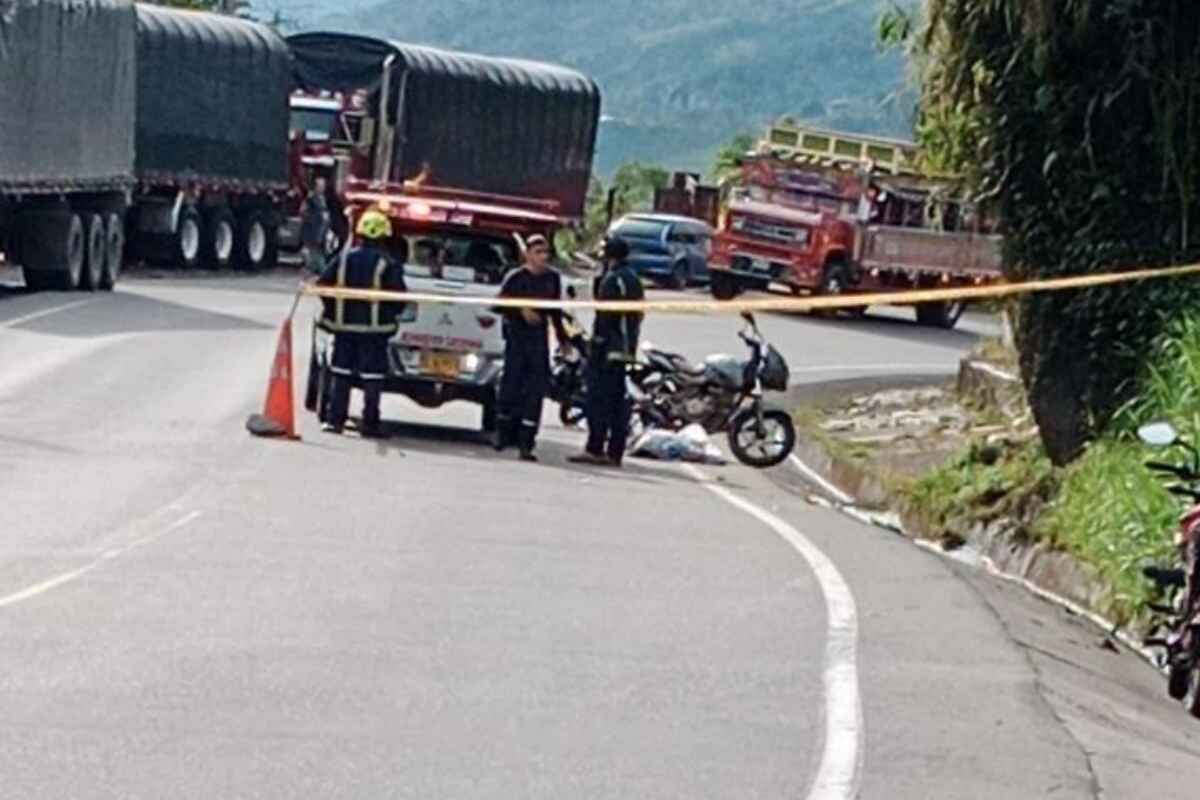Motociclista pierde el control en curva de la Autopista Medellín – Bogotá y fallece, en Cocorná