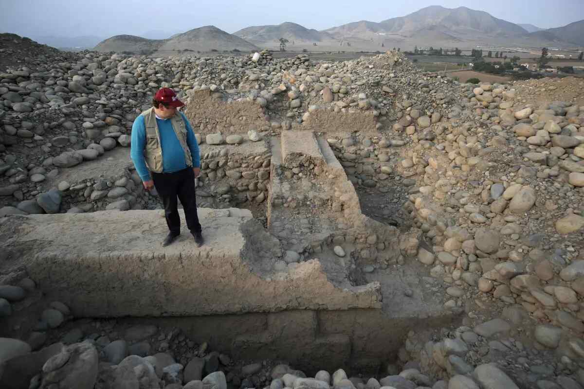 Arqueólogos hallan templo prehispánico en Perú con la chacana más antigua de los Andes