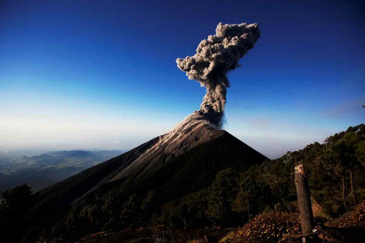 Volcán de Guatemala disminuye la actividad y mil personas continúan evacuadas