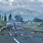 La A1 cortada por un grave accidente entre un camión y dos coches que deja un muerto y varios heridos