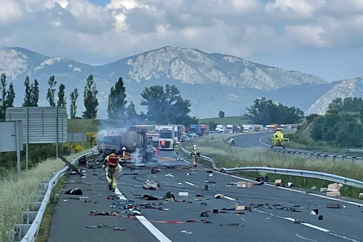La A1 cortada por un grave accidente entre un camión y dos coches que deja un muerto y varios heridos