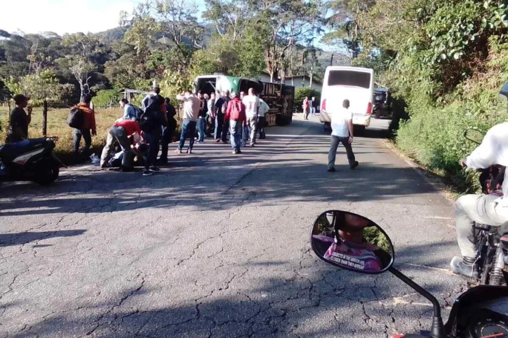 accidente--Volcamiento bus UdeA en vía San Rafael - San Carlos: balance preliminar