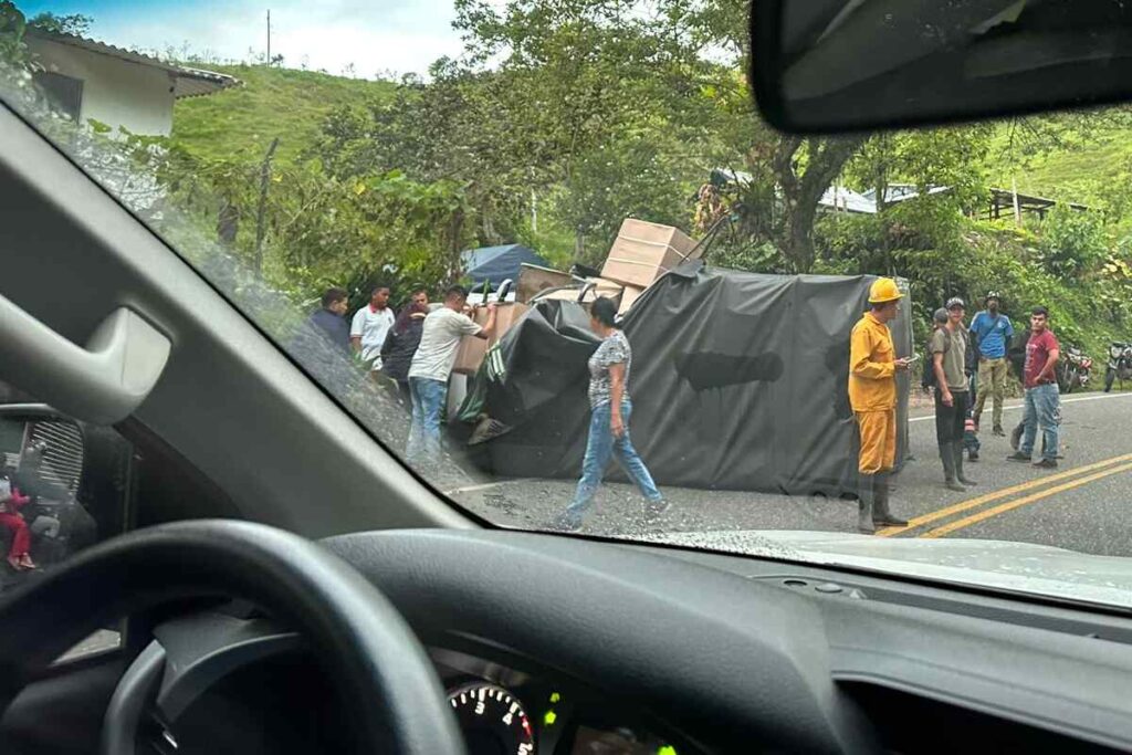 Tractomula volcada deja dos niños muertos y dos heridos en la Autopista Medellín-Bogotá