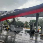 Un fuerte aguacero con vientos extremos provoca caída de techo en estación Easy en Medellín